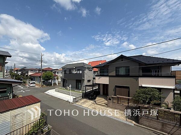 【View】開放感があり、遮るものもなく気持ちのいい景色が広がります。お部屋にも爽やかな風と暖かく柔らかな日差しが差し込み、毎日の暮らしを豊かに彩ります。