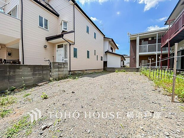 敷地の広さや周辺の街並みを実際に体感いただけます。これから始まる住まいづくりに期待が高まるロケーションです。(2026.7)
