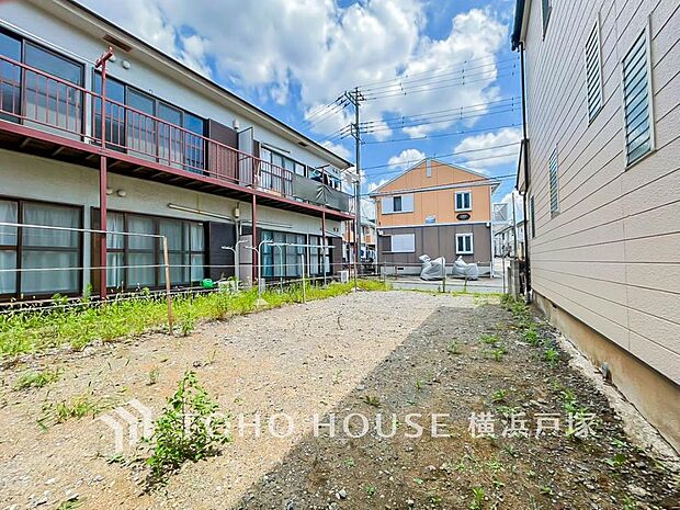 穏やかな街並みに溶け込む佇まいとなります。周囲は住宅が中心の環境で、日々の暮らしの拠点として落ち着いた時間を過ごせそうな住まいです。(2026.7)