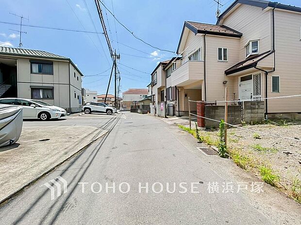街並みの風景に包み込まれながら、瀟洒な印象も湛えて佇みます。(2026.7)