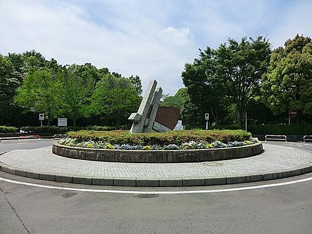 引地台公園まで約1200m。広々とした園内に多彩な施設が整う緑豊かな公園。散策や遊具遊びなど、家族で気軽に楽しめる憩いの場です。