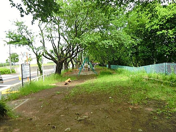 御嶽山公園まで約1100m。緑に囲まれた落ち着いた雰囲気の公園。身近な自然に触れながら、散歩やお子様の遊び場として利用できます。