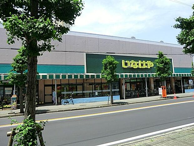 ina21大和桜ヶ丘店まで約650m。生鮮食品や日用品などを取り扱うスーパーマーケット。日々のお買い物に利用しやすく、暮らしを身近で支えてくれます。