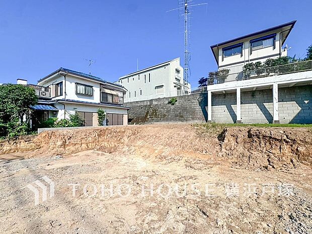 「Appearance」落ち着いた住宅街に誕生する全2棟の新築戸建。陽光と風を身近に感じながら、快適な日々を紡ぐ住まいとなります。(2026.8)