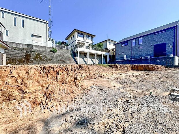 「Appearance」整然とした街並みに調和する全2棟の新築戸建。陽当たりと風通しに恵まれた整形地で、日吉本町らしい穏やかな暮らしを。(2026.8)