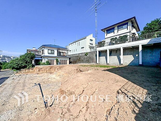 「Appearance」日吉本町の穏やかな街並みに佇む全2棟。整形地ならではの伸びやかな空間と陽光、心地よい風に包まれる新しい暮らしがはじまります。(2026.8)