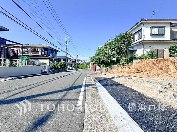 「Appearance」街並みの風景に包み込まれながら、瀟洒な印象も湛えて佇みます。(2026.8)