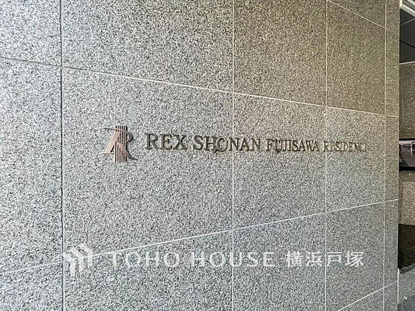 【レリーフ】建物の顔となるレリーフが、住まいに上質な印象を添えます。帰宅するたびに感じる落ち着きと品格が、日々の暮らしを心地よく彩るエントランスのワンシーンです。