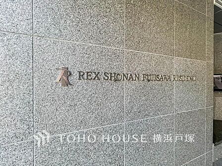 【レリーフ】建物の顔となるレリーフが、住まいに上質な印象を添えます。帰宅するたびに感じる落ち着きと品格が、日々の暮らしを心地よく彩るエントランスのワンシーンです。