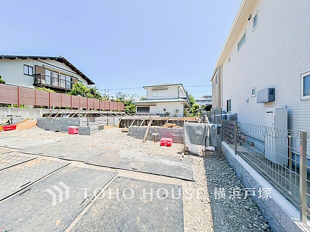 周辺環境や陽当り、道路との位置関係などをゆっくりご確認いただけます。将来の暮らしを思い描きながらご見学いただける現地です。(2026.7)