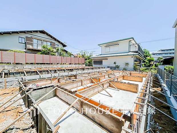 現在は敷地の形状や周辺の建物との距離感などを確認しやすく、住まいの完成後の暮らしをイメージしながらご覧いただけます。(2026.7)