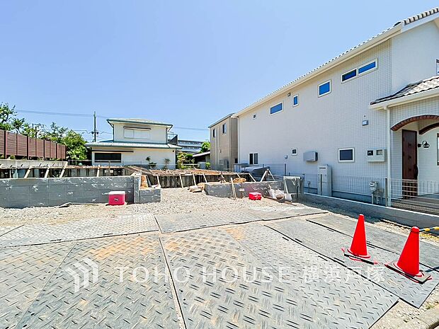 【Car space】カースペースは2台分(車種による)。周辺は住宅が建ち並ぶ落ち着いた街並みが広がります。現地では道路幅や交通量、街の雰囲気などもあわせてご確認いただけます。(2026.7)