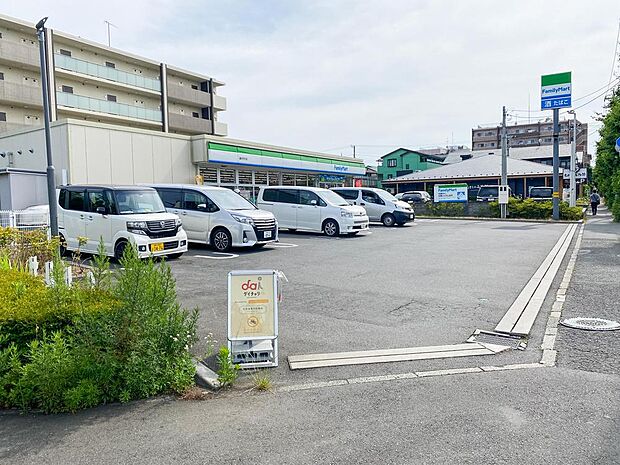 ファミリーマート 藤沢円行店(950m)飲食料品や生活雑貨を取り揃え、周辺住民や通勤・通学者に便利なサービスを提供しています。ATMや宅配便受付などもあり、地域の暮らしをサポートしています。