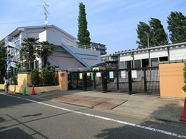 青木幼稚園(750m)教育目標は「心身のバランスのとれた人間を育てる」であり、 子どもたちが主体的に学び育つ環境を提供しています。