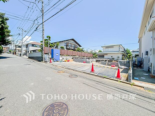 【Frontal road】忙しく過ぎゆく日常を置き去るほど、ゆったりした時間が流れる住環境。『快適』は「家」と「街」と「環境」が調和した時に訪れるだと改めて感じさせてくれます。(2026.7)
