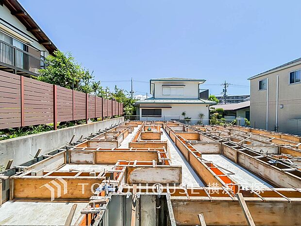 現在は敷地の形状や周辺の建物との距離感などを確認しやすく、住まいの完成後の暮らしをイメージしながらご覧いただけます。(2026.7)
