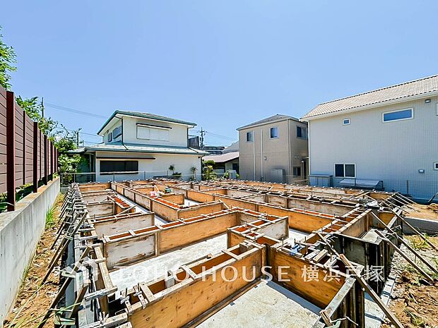 忙しく過ぎゆく日常を置き去るほど、ゆったりした時間が流れる住環境。『快適』は「家」と「街」と「環境」が調和した時に訪れるだと改めて感じさせてくれます。(2026.7)