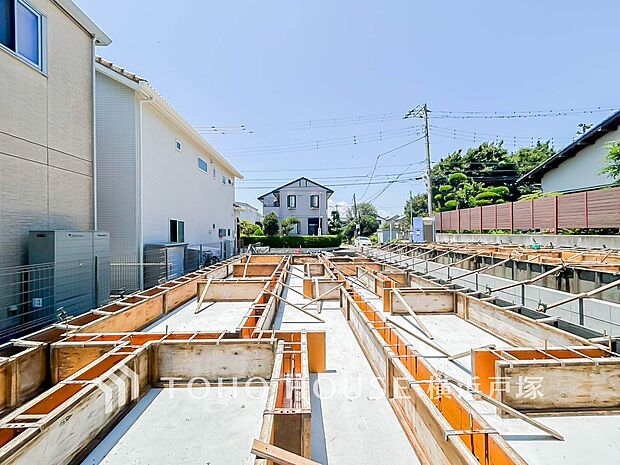 まだ見ぬ空間に想いを馳せ、完成を迎える瞬間の感動が、家族の未来を豊かに紡ぐ舞台となります。(2026.7)