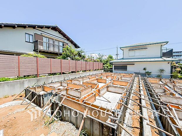 敷地の広さや周辺の住環境を直接感じていただけます。完成後の住まいを想像する楽しみが広がる場所です。(2026.7)