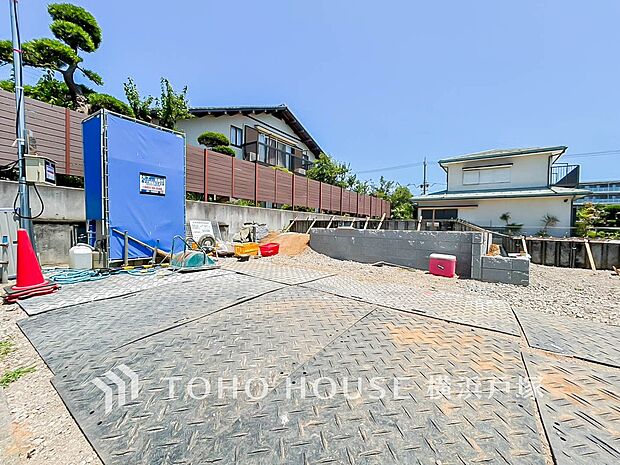 【Car space】カースペースは2台分(車種による)。周辺は住宅が建ち並ぶ落ち着いた街並みが広がります。現地では道路幅や交通量、街の雰囲気などもあわせてご確認いただけます。(2026.7)