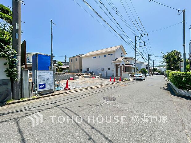 【Frontal road】忙しく過ぎゆく日常を置き去るほど、ゆったりした時間が流れる住環境。『快適』は「家」と「街」と「環境」が調和した時に訪れるだと改めて感じさせてくれます。(2026.7)
