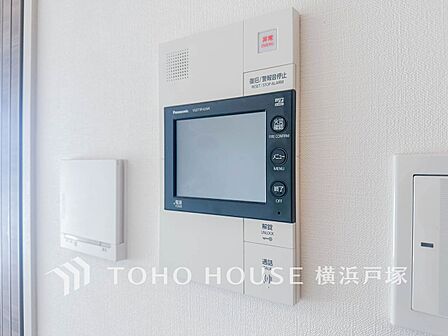 【TVモニタ付きインターホン】誰が来てもわかる様にモニター付きインターホンを設置。快適と安らぎを合わせた優しい設計。