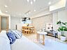 リビング/ダイニング：【Living room】明るく開放的な空間が広がるLDK。室内には豊かな陽光が注ぎ込み、爽やかな住空間を演出。ホームパーティーでもゲストと一緒に料理を楽しみながら楽しい時間を過ごせそう。