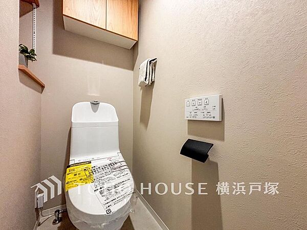 清潔な空間であって頂けますように、目に留まるだけではなく、汚れをふき取り易いフロアと壁紙をチョイス。