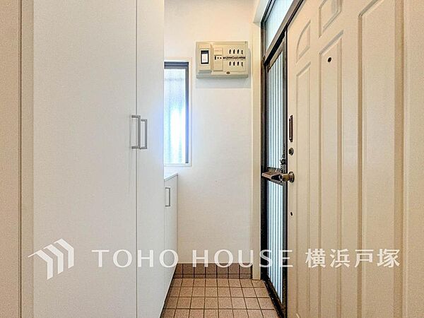 【Entrance】清潔感溢れる玄関がお出迎えする本邸宅の物語は、ここから始まる日常を期待させます。この場所には「希望」と「優越」で包み込んでくれる「特別」な空間があります。