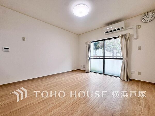 【Living room】光と風が溢れる開放的なリビングダイニングには自然と家族みんなが集まってきます。明るく穏やかな空気の中で飲んだり、食べたり、笑ったり。