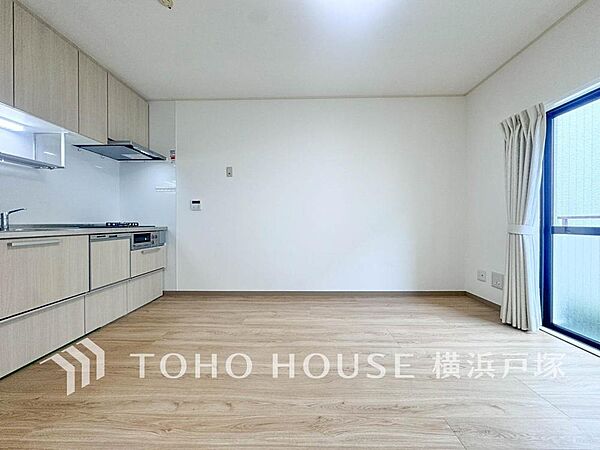 【Living room】明るく開放的な空間が広がるLDK。室内には豊かな陽光が注ぎ込み、爽やかな住空間を演出。ホームパーティーでもゲストと一緒に料理を楽しみながら楽しい時間を過ごせそう。