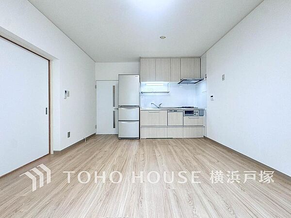 【Living room】ご家族やお客様との時間など、多くの時を刻む空間。何気なく過ぎる時でさえも上質なひと時となる快適な空間を目指して。