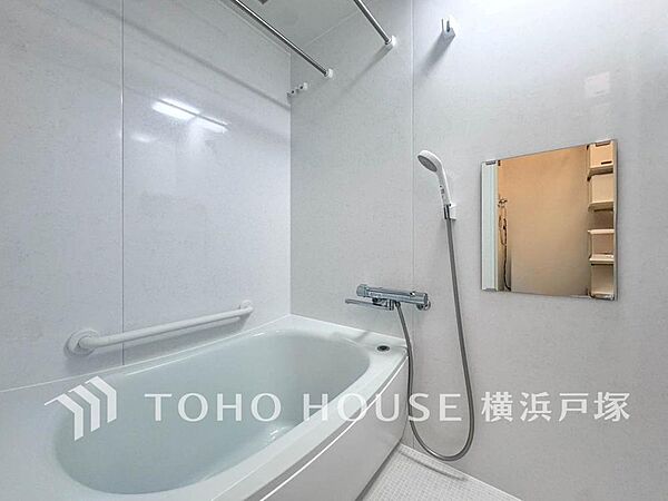 【Bathroom】快適な使い心地とゆとりある空間が1日の疲れを解きほぐすバスルーム。空間も浴槽もゆったりのびのび使えるゆとり設計。広く感じるゆとり設計で快適なリラックスタイムを過ごせます。