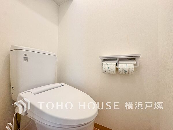 【Toilet】いつまでも清潔な空間であって頂けますように、汚れをふき取り易いフロアと壁紙をチョイス致しました。