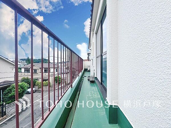 【Balcony】太陽に愛された邸は、陽当り・通風に優れた魅力的で快適さを追求した邸宅でした。ここに住むからこそ意味がある。そんな特別感に浸りながら、毎日をお過ごしして欲しいです 。