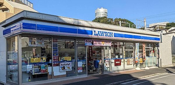 ローソン港北篠原町表谷店(350m)24時間営業で、急なお買い物やATM利用など、日々の暮らしを便利に支えてくれます。