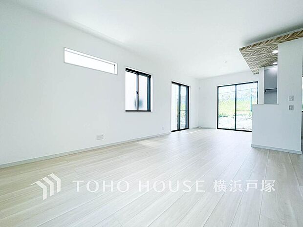 【Living room】ご家族やお客様との時間等、多くの時を刻む空間。何気なく過ぎる時でさえも上質な一時となる快適な空間を。