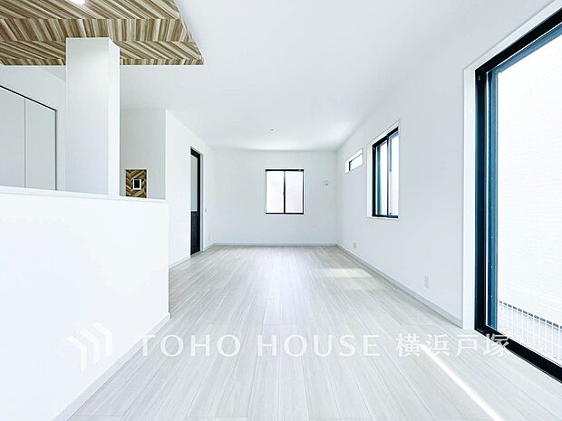 【Living room】ここにはみんなが集い、食事と楽しい会話が始まる。話に夢中になりすぎて、ついつい時を忘れてしまう。そんな束の間の幸せを感じさせてくれる場所。
