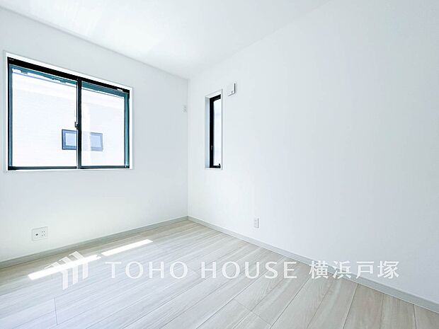 【Room】1日の疲れを癒し、心地よく寛げるようゆったりとした広さを確保しています。プライベートタイムをより優雅に穏やかに…。落ち着いた雰囲気を紡ぎます。