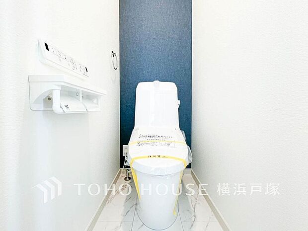 【Toilet】清潔感のあるトイレ空間。毎日快適に使えるよう配慮された仕様で、落ち着いて利用できる空間です。