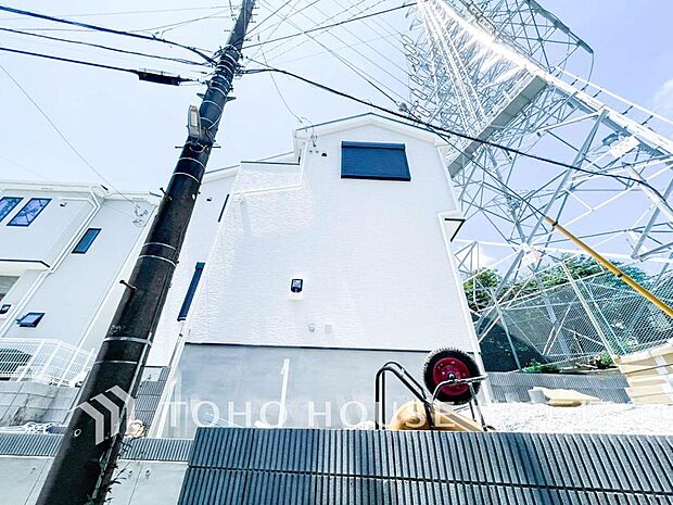 【Appearance】爽やかな青空の下に贅沢なほどに降り注ぐ陽光、豊かな居住性と、クオリティが見事に調和した住空間は、住まうことの喜びを感じさせてくれます。