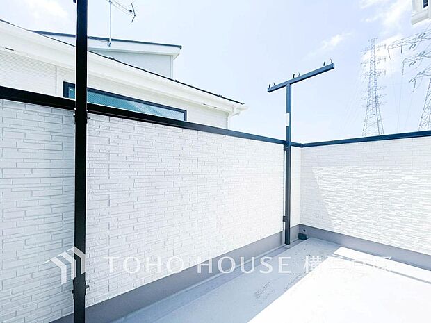 【Balcony】気持ちのいい空が見渡せる広いバルコニー。爽やかな風を感じて、心躍る素敵な暮らしがはじまります。