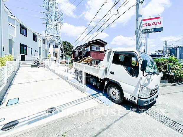 【Car space】住まいの外観と調和するカースペース。お車の乗り降りや荷物の出し入れも行いやすい駐車スペースです。