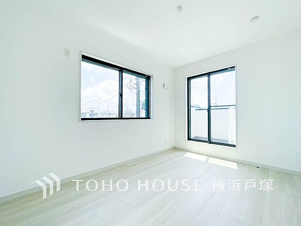 【Room】大きな窓からたっぷりと陽光が注がれる明るい空間。家族の成長に対応できる永住仕様の間取り。時を忘れて過ごす場所として過ごせるお部屋。