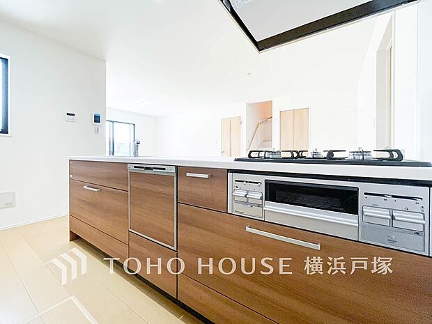【Living room】ここにはみんなが集い、食事と楽しい会話が始まる。話に夢中になりすぎて、ついつい時を忘れてしまう。そんな束の間の幸せを感じさせてくれる場所。