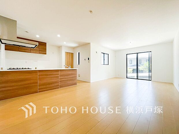 【Living room】明るく開放的な空間が広がるLDK。室内には豊かな陽光が注ぎ込み、爽やかな住空間を演出。