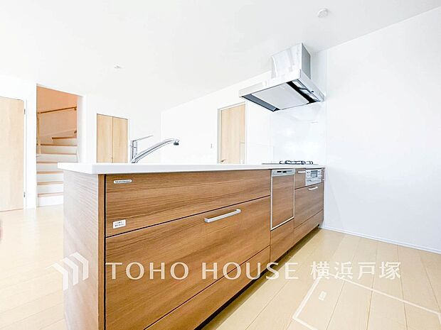 【Kitchen】ご家族みんなで調理ができる位のスペースを実現したキッチン空間となっております。みんなで作った料理を召し上がりながらの会話は、どのような物になるのでしょうか。