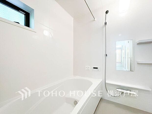 【Bathroom】1日の疲れを癒すバスルームは、心地よいリラックスを叶える清潔感溢れる美しい空間です。心からゆったりと寛いでいただけるよう、ゆとりのスペースを確保してます。