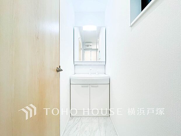【Powder room】十分な大きさの洗面台は収納もさる事ながら、身だしなみチェックや歯磨きなど、朝の慌ただしい時間でもホテルライクなスペースで余裕とゆとりを感じて頂けます。