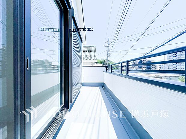 【Balcony】気持ちのいい空が見渡せる広いバルコニー。爽やかな風を感じて、心躍る素敵な暮らしがはじまります。